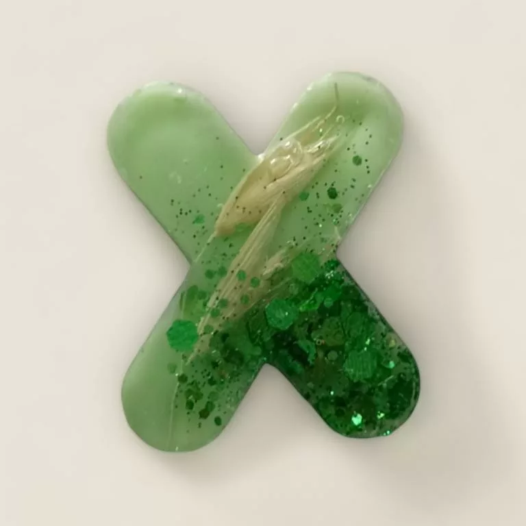 lettre resine X verte fleurs et paillettes ideale comme porte cles ou marque place de mariage