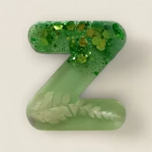 ettre resine Z verte fleurs et paillettes ideal comme porte cles ou marque place de mariage
