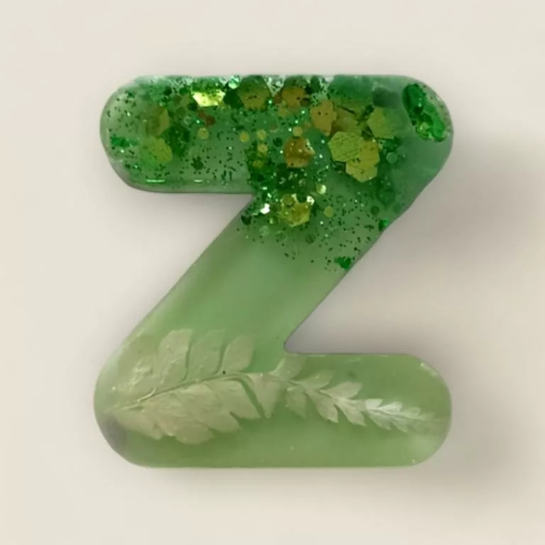 ettre resine Z verte fleurs et paillettes ideal comme porte cles ou marque place de mariage