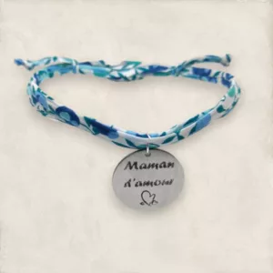 bracelet liberty charme en liberty avec médaille gravee ideal pour un cadeau personnalise de fete des meres