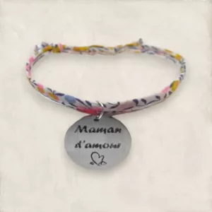bracelet liberty whiltshire bud danse du liberty avec sa medaille gravee ideal pour un cadeau personnalise de fete des meres