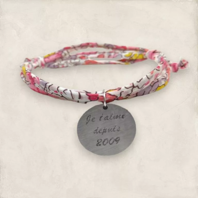 bracelet liberty fleurs de liberty avec médaille gravee ideal pour un cadeau personnalise de fete des meres