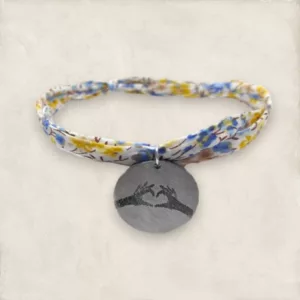 bracelet liberty chebika liberty en fleurs avec sa medaille gravee idela pour u cadeau personnalise de fete des meres