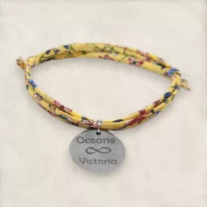 bracelet liberty camomille liberty enchanté avec sa medaille gravee ideal pour un cadeau personnalise de fete des meres