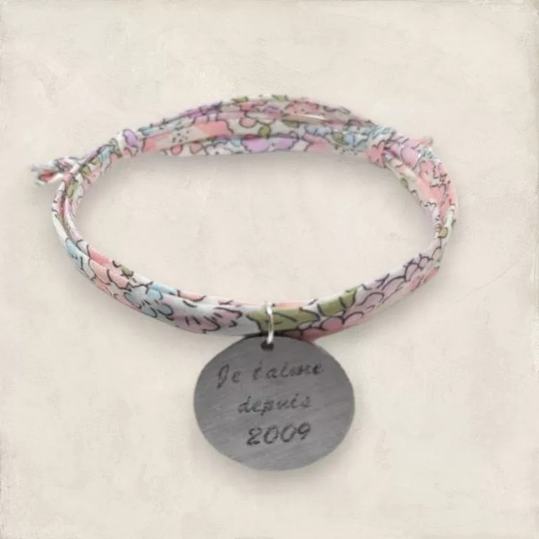 bracelet liberty dragees liberty eternel avec sa medaille gravee ideal comme cadeau personnalise de fete des meres ou de saint valentin