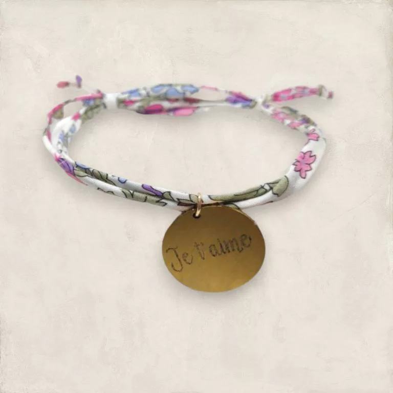 bracelet liberty hortensia ruban de liberty avec sa medaille gravee ideal comme cadeau personnalise pour la fete des meres