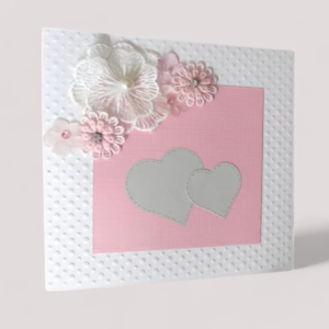 faire part de mariage coeurs de ceremonie carte mariage peresonnalisee rose et blanche avec des coeurs et des fleurs en dentelle