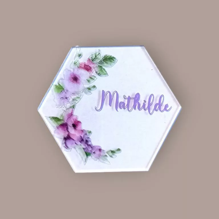 marque place table des promesses marque place hexagonal parme et design fleuri ideal pour une decoration de mariage chic