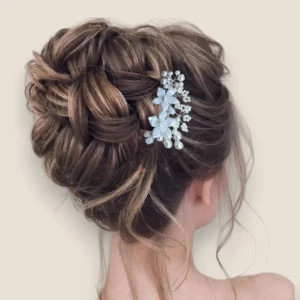 Barrette pour chignon de mariée ornée de perles et de fleurs nacrées, accessoire cheveux mariage élégant et romantique.
