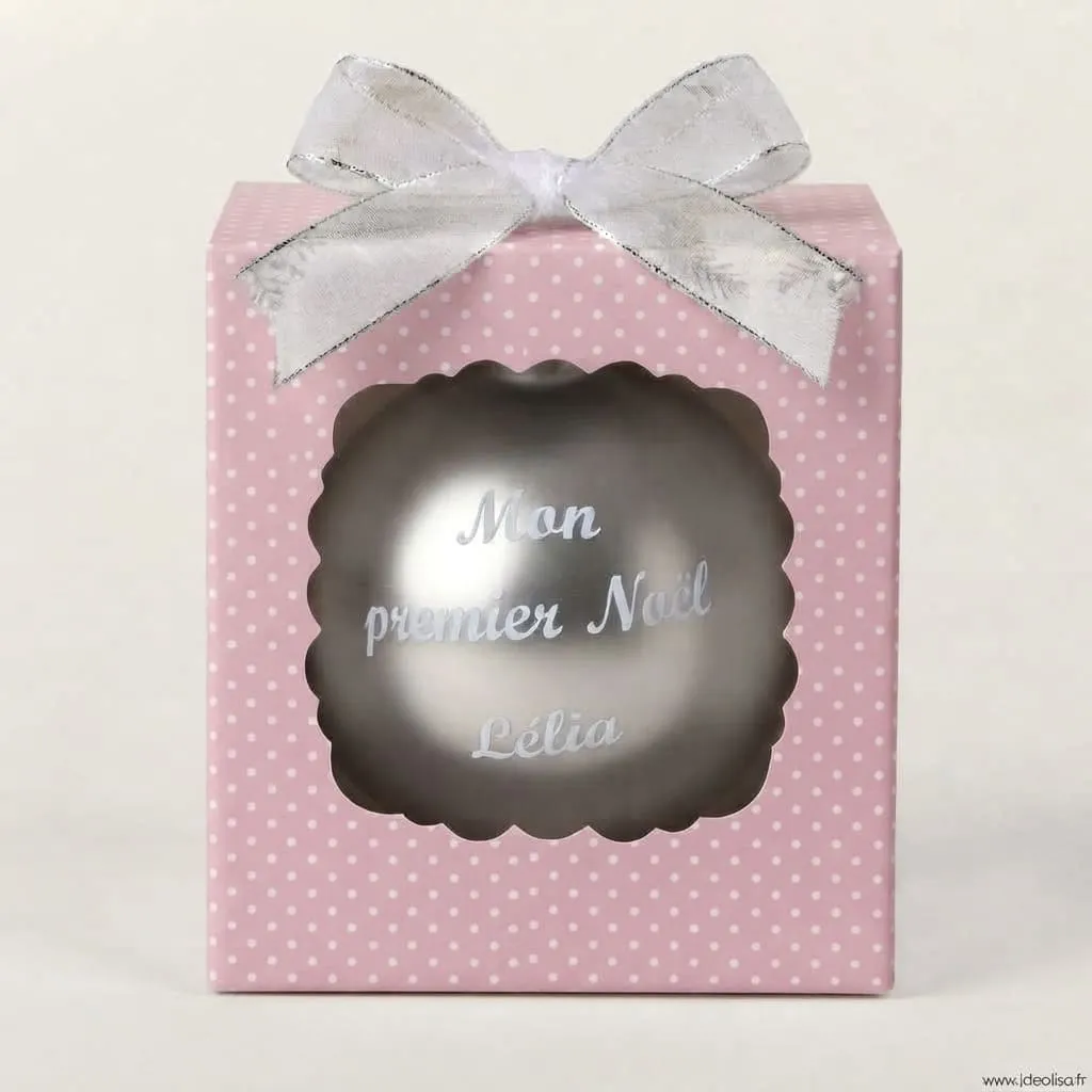 boule de noel personnalisee mon premier noel Boîte cadeau rose à pois blancs contenant une boule de Noël personnalisée avec l'inscription Mon premier Noël Lélia