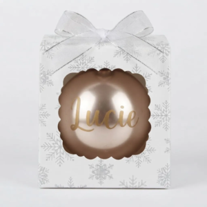 Boîte cadeau blanche à motifs de flocons argentés avec une boule de Noël dorée personnalisée au prénom Lucie