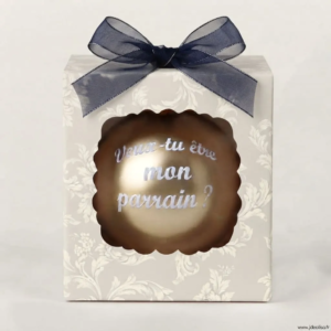 Boîte cadeau avec un nœud bleu nuit contenant une boule de Noël dorée avec l'inscription Veux-tu être mon parrain ?