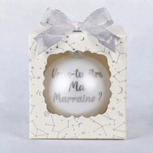 bouBoîte cadeau beige à motifs de constellations et d'étoiles avec un nœud argenté, contenant une boule de Noël blanche avec le texte "Veux-tu être Ma Marraine ?".