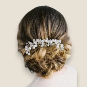 Peigne à chignon pour mariée avec perles nacrées, accessoire cheveux élégant pour coiffure de mariage bohème chic.