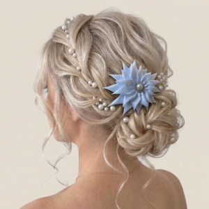 Accessoire floral de coiffure de mariage couleur blanc avec strass et perles nacrées.