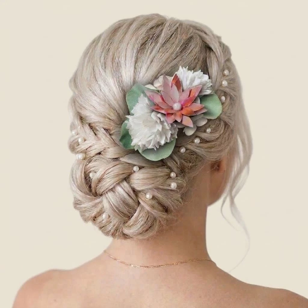 accessoire-cheveux-mariage-grandes-fleurs-roses Accessoire de coiffure de mariée avec grandes fleurs rose poudré et blanc sur chignon tressé.