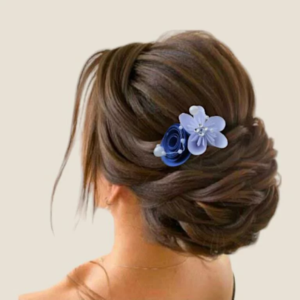 accessoire de cheveux mariee delicatesse florale accessoire de cheveux avec fleurs en papier bleu et blanc et decoration en perles nacrées et strass pour tout theme et coiffure de mariage
