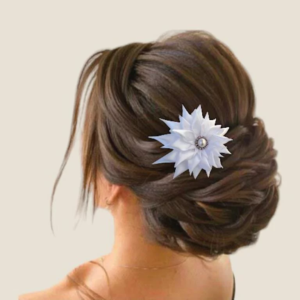 accessoire de cheveux mariee secret de jardin accessoire de coiffure de mariee avec fleur en satin blanc et perles nacrée à personnaliser selon le theme et coiffure de mariage