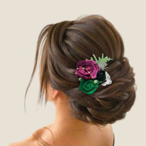 accessoire de cheveux mariee symphonie florale accessoire de cheveux coiffure avec des fleurs en feutrine roses vertes et noires sur le thème de mariage de l etrange noel de mr jack