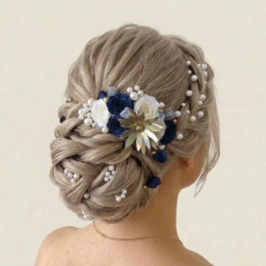 Peigne à cheveux de mariage élégant avec roses bleu nuit, fleurs dorées et perles de culture.