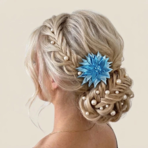Broche ou fleur à cheveux de mariage satinée bleu turquoise ornée de perles centrales.
