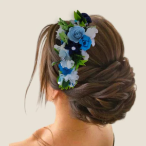 couronne de fleurs mariee couronne de joie couronne de fleurs sur le theme de mariage dalice au pays des merveilles avec des fleurs bleu et blanche et des decoration en chapeaux horloge ideal pour toute coiffure