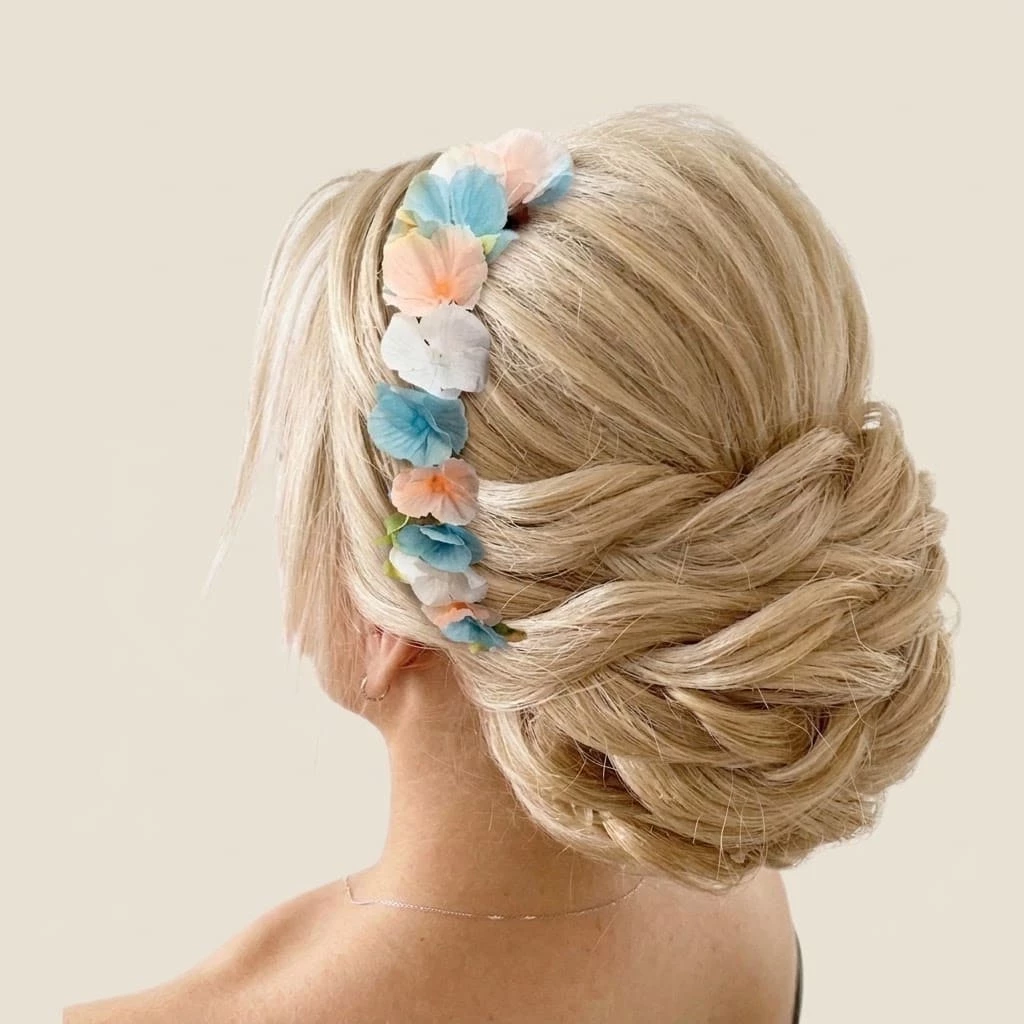 diademe-floral-mariage-boheme-couleurs-pastels Serre-tête ou diadème floral pour coiffure de mariée bohémienne aux couleurs pastel.