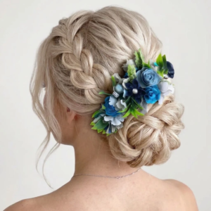 Grand peigne à cheveux pour mariée composé de roses bleu royal, bleu canard et feuillage vert.