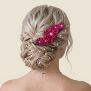 Peigne à cheveux de mariage avec fleurs rose fuchsia et détails en strass et perles.