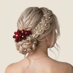 Peigne floral pour mariage en tissu rouge bordeaux avec perles nacrées pour chignon.