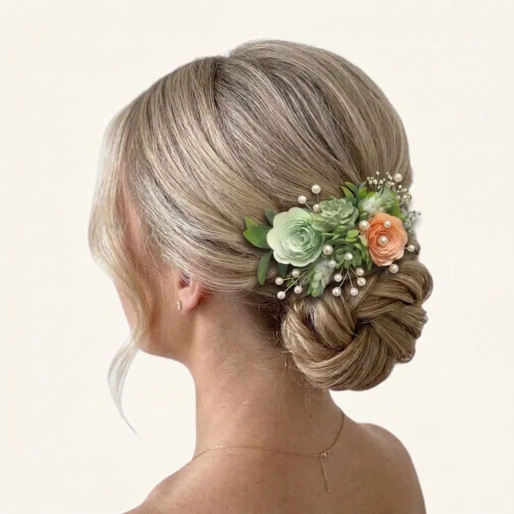 peigne-cheveux-mariage-fleurs-vert-sauge-peche Peigne à cheveux pour mariage garni de fleurs en tissu vert et pèche et de petites perles blanches.