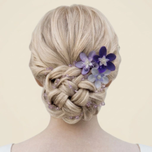 Pics à chignon de mariage avec fleurs violettes, parme et fil de perles cristal violet.