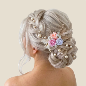 Pics à chignon de mariage avec composition florale pastel rose et pampa séchée.