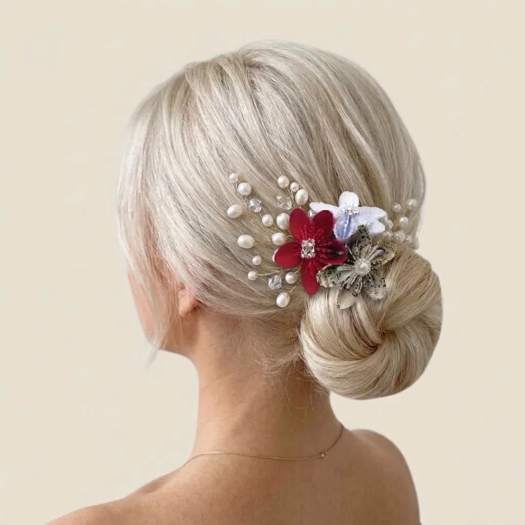 pique-chignon-mariage-fleur-rouge-et-blanc Pic à cheveux de mariage avec fleur rouge bordeaux, fleur blanche et perles fines.