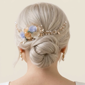 Vigne de tête pour mariage avec roses bleu pastel, fleurs pêche et feuillage doré fin.