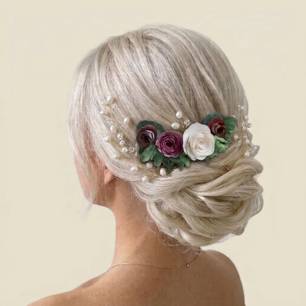vigne-de-tete-mariage-fleurs-bordeaux-perles Vigne de tête pour mariage avec roses bordeaux, rose blanche et branchettes de perles fines.