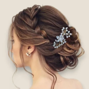 Peigne à chignon pour mariage avec perles blanches, accessoire élégant pour coiffure de mariée romantique.