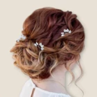 pic chignon mariee perles nacrees accessoire cheveux mariage elegant