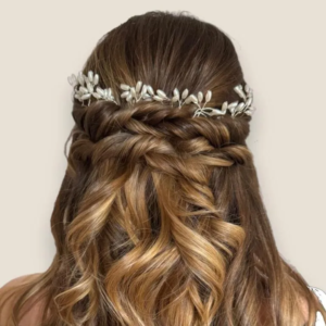 vigne de cheveux mariee perlee sur demi attache tressee style boheme chic