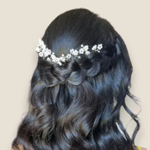 vigne de cheveux de mariee ornee de perles nacrees et de strass pour coiffure de mariage