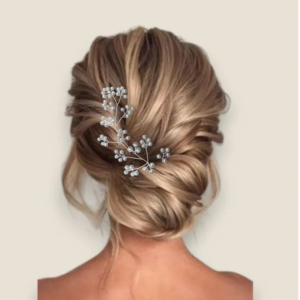 Vigne de cheveux de mariage en perles de nacre posée sur un chignon bas de mariée