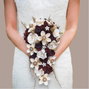 bouquet de mariee jardin fleuri bouquet de mariee origami creme et bordeau tombant en cascade fleurs en étoile, roses en papier et orchidées pour tout theme de mariage