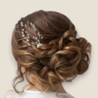 Accessoire de coiffure de mariage en perles nacrées pour mariée, bijou de cheveux élégant et romantique idéal pour chignon, tresse ou coiffure bohème.