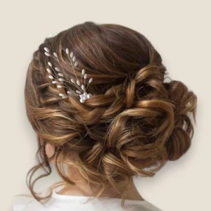 Accessoire de coiffure de mariage en perles nacrées pour mariée, bijou de cheveux élégant et romantique idéal pour chignon, tresse ou coiffure bohème.