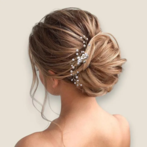 Barrette de mariage en perles nacrées sur chignon bas flou