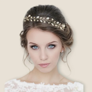 Couronne de mariée en perles et strass sur fond blanc