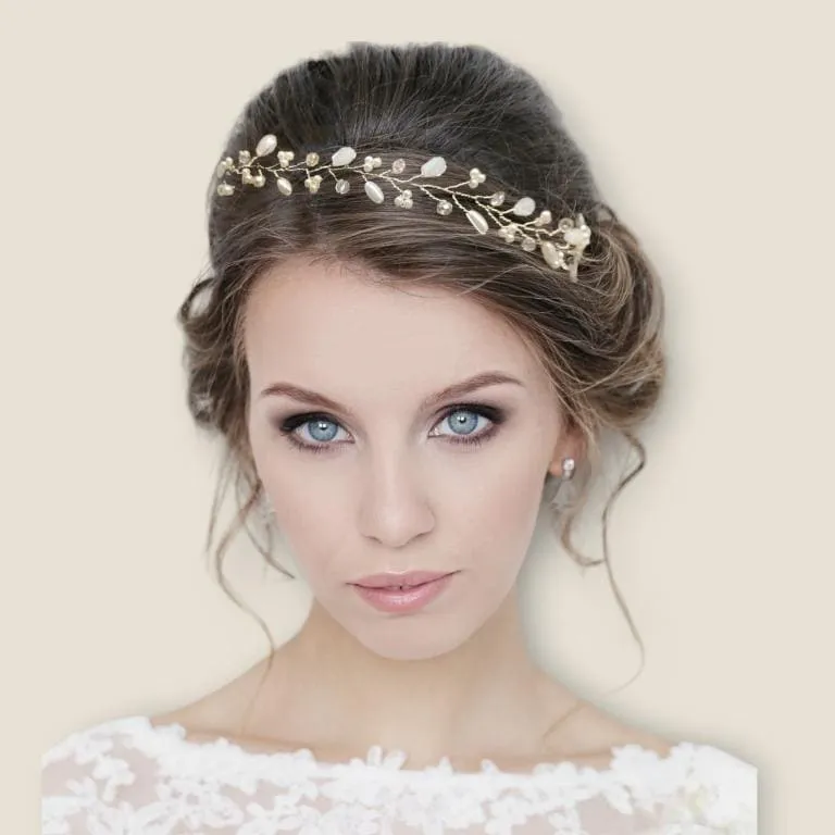 Couronne de mariée perles et strass - Vue d'ensemble Couronne de mariée en perles et strass sur fond blanc