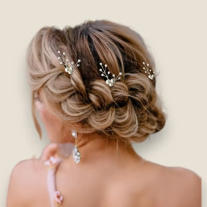 Pics à chignon de mariage ornés de perles nacrées blanches disposés sur une tresse de mariée bohème