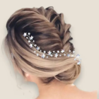 Vigne de cheveux de mariée en perles nacrées et strass sur fond blanc
