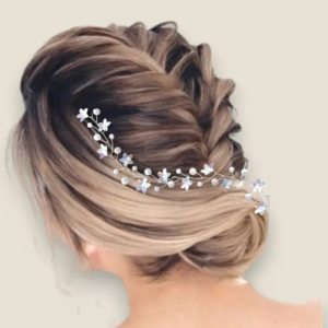 Vigne de cheveux de mariée en perles nacrées et strass sur fond blanc